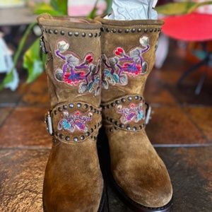 Gorgeous Detailed Frye Oiled Italian Suede Booties Boots Size 7